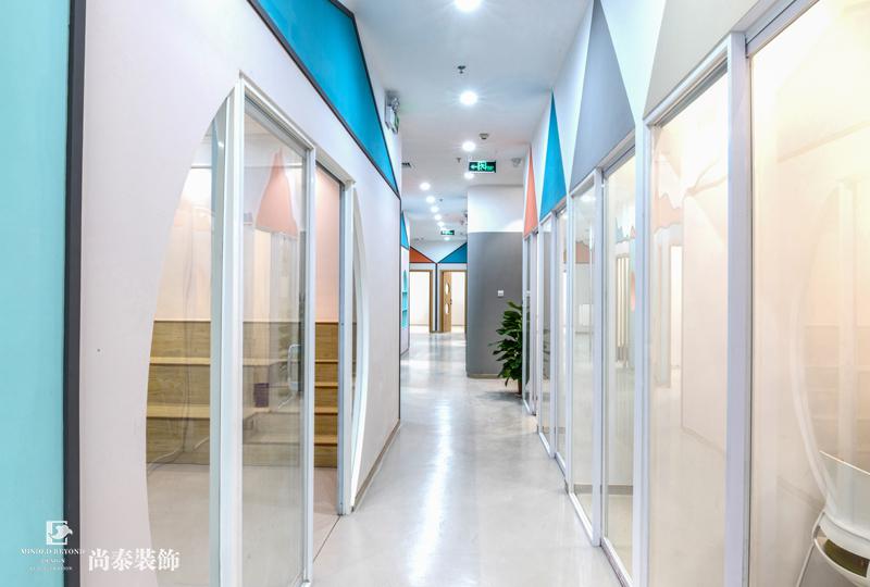 教育培訓機構走廊裝修實景圖