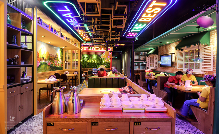 網紅餐飲店裝修實景圖-多嘴肉蟹煲