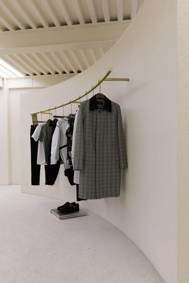 服裝店裝修弧形展示區(qū)設(shè)計(jì)圖片 服裝店裝修弧形展示區(qū)設(shè)計(jì)圖片